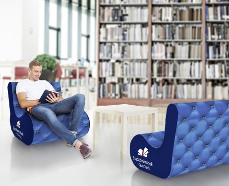 Aufblasbare Couch und Sessel in Bibliothek